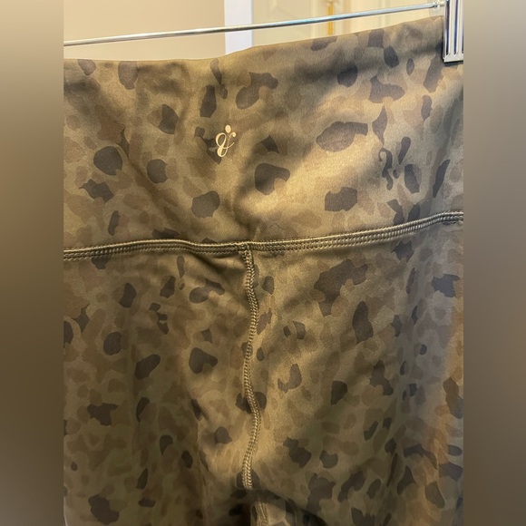 A Core Camouflage Olive Green Leopard Print Leggings Size M Brand New - Picture 4 of 9